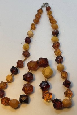 Auktion 370<br>multicolor Bernsteinkette, facettiert, L-ca. 50 cm, 25,1 gr. [1]