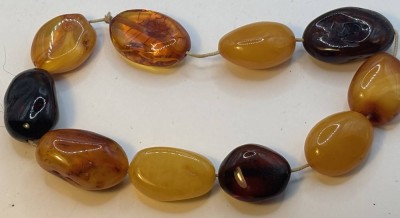Auktion 370<br>mehrfarbiges Bernstein Armband, Schnur ausgeleiert, 10 Steine, 15,4 gr [1]