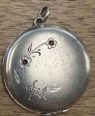 Auktion 370<br>Jugendstil-Medaillon, Silber mit 2 kl. Rubinen, D-3 cm, 10,7 gr [1]