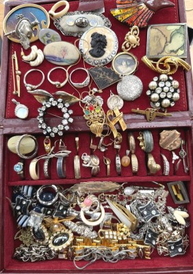 Auktion 370<br>kl. Schmuckkasten voller Modeschmuck, mit Schlüssel, H-7 cm, 19,5x14 cm [1]