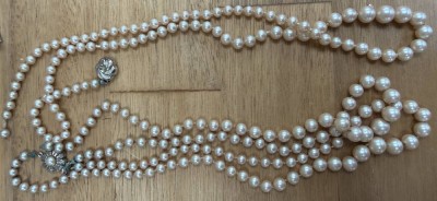 Auktion 370<br>2 Perlenketten mit  Silber-Schliessen, verlaufend [1]