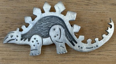 Auktion 370<br>massive Silberbrosche-925- in Form eines Stegosaurus, L-5,5 cm, 10,6 gr [1]