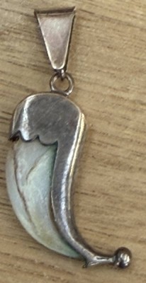 Auktion 370<br>Anhänger-Tierzahn in Goldfassung-333-, H- mit Öse 4,5 cm, 2,8 gr. (9 ct gestempelt) [1]