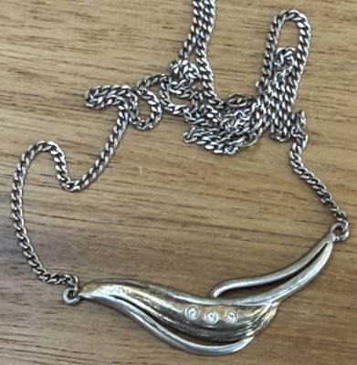 Auktion 370<br>Silber-925- Collier mit 3 klaren Steinen, 5,1 gr. [1]