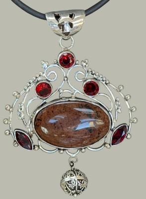 Auktion 370<br>Kautschukband mit gr. Modeschmuck-Anhänger, div. Steine, braun und rot, 9x7 cm [1]