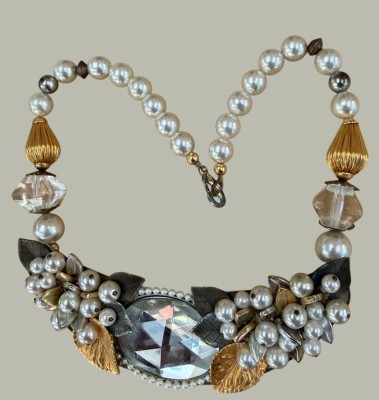 Auktion 370<br>Modeschmuck Collier mit Perlen und facett. klaren Centerstein, wohl Glas, L-ca. 43 cm [1]