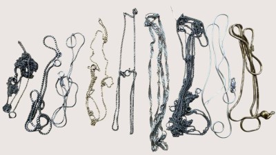 Auktion 370<br>10x div. Silber Halsketten, grossteils -925-, 2x vergoldet, unterschiedliche Längen, zus. ca. 33 gr. [1]