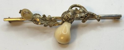 Auktion 370<br>Grandel-Brosche, Goldfassung 14 kt (geprüft), B-5,5 cm, 5,5 gr [1]