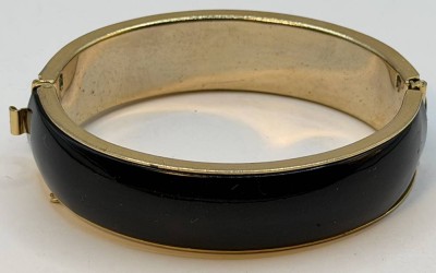 Auktion 370<br>massiver Armreif, versilbert und schwarz emailliert, guter zustand, Sicherheitskette fehlt, 7x6 cm, B-1,5 cfm [1]