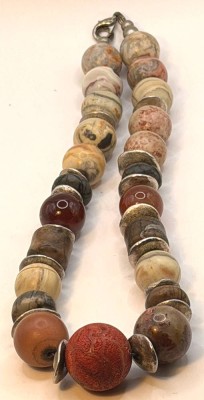 Auktion 370<br>Halskette mit verschiedenen polierten Steinen wie Achat, Jaspis etc. und einer Schaumkoralle-Kugel, ca. 45 cm, ca. 145 gr [1]