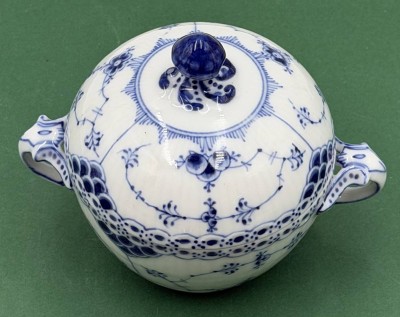 Auktion 370<br>gr. Deckeldose 