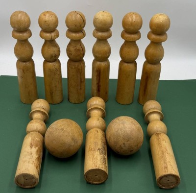 Auktion 370<br>altes Kegelspiel, 9 Kegel, 2 Kugeln, Holz-Handarbeit, H-28 cm [1]