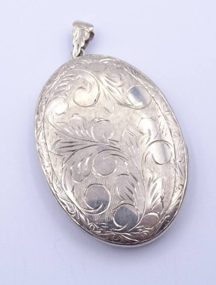 Auktion 370<br>Großes Fotomedaillon, Silber (gepr.), L. 5,4cm (ohne Öse gemessen), 24g. [1]