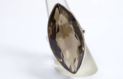 Auktion 370<br>Massiver großer Silberring mit einem fac.  Rauchquartz -Schiffchen RG: 58 , 16,2 g [1]