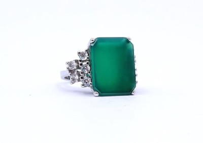 Auktion 370<br>Silberfarbener Ring mit Chalzedon und klaren Steinen,-925- gestempelt,  aber nur versilbert, RG 51 [1]