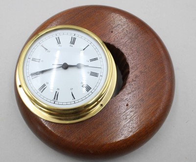 Auktion 370<br>Wanduhr im martime Look, auf Holz, nicht verschraubt, ca. D-27cm Uhr D-15,5cm, Batteriewerk läuft [1]