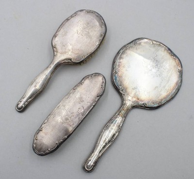 Auktion 370<br>3tlg. Friesierset, versilbert, Handspiegel mit Druckstelle und Füllung gebrochen, ca. L-28,5cm [1]