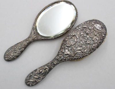 Auktion 370<br>Handspiegel und Kleiderbürste, Silber gepr., älter, ca. L-23cm [1]