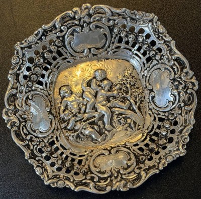 Auktion 370<br>kl. Silberschale mit spielenden Putti, Silber-800-, wohl Hanau, D-13 cm, 84 gr. [1]