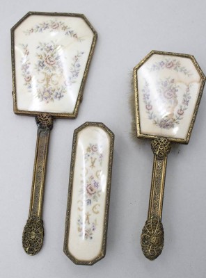 Auktion 370<br>3tlg. Frisierset, 50/60er Jahre, Petit-Point-Einsätze, ca. L-32cm, Gebrauchsspuren [1]