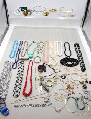 Auktion 370<br>gr. Konvolut div. Modeschmuck [1]