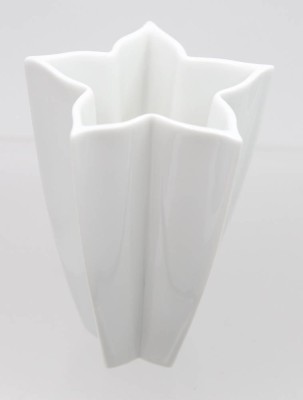 Auktion 370<br>kl. Vase, Hutschenreuther, Serie Flower Stars, Weißporzellan, ca. H-11cm [1]