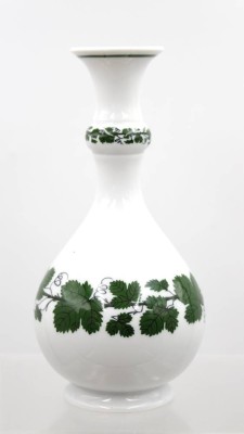 Auktion 370<br>Vase, Meissen, Schwertermarke, Weinlaub, 2 Schleifstriche, ca. H-18cm [1]