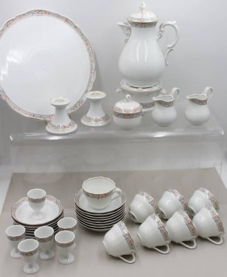 Auktion 370<br>Kaffeeservice, Hutschenreuther, Maria Theresia Fürstenau, Kaffeekern, Milchkännchen, 2 Leuchter, Kuchenplatte, 6x Eierbecher m. U.T., 6x Tassen mit U.T. [1]