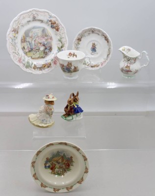 Auktion 370<br>Konvolut Royal Doulton, Birthday-Gedeck, 2x div. Figuren, Sahnekännchen und kl. Schale, Tassen H-7,4cm [1]