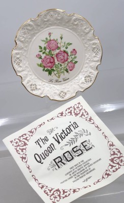 Auktion 370<br>Sammelteller, Queen Victoria Rose, Crown Davenport, D-21cm [1]
