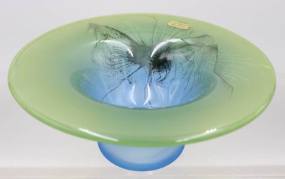 Auktion 370<br>Fussschale, Kunstglas, Mundgeblasen, ca. H-10,5cm D-24cm [1]