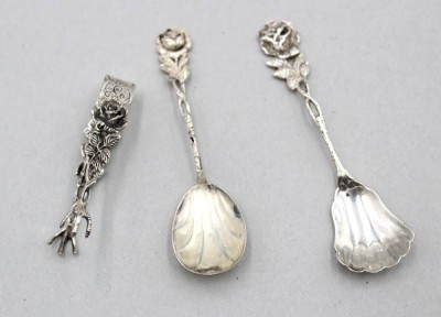 Auktion 370<br>3 Teile Rosenmuster, 800/835er Silber, Sahnelöffel, Zuckerschaufel und Zuckerzange, zus. 39,2gr., ca. L-12cm [1]