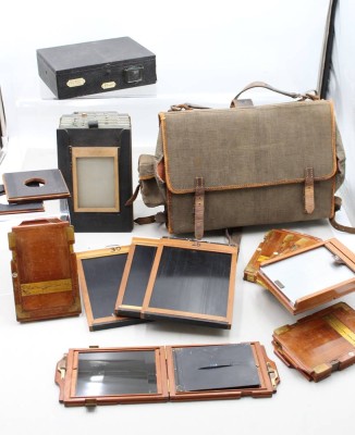 Auktion 370<br>antike Balgenkamera mit div. Zubehör, Favorit, Dresden, ohne Objektiv [1]