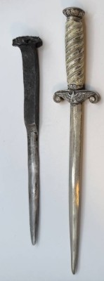 Auktion 370<br>Miniatur-Heeres-Offiziersdolch, entnazifiziert, L-ca. 20 cm, schlechte Erhaltung, Dolchspitze verbogen, anbei wohl Brieföffner mit Eisen-Nagel als Griff [1]