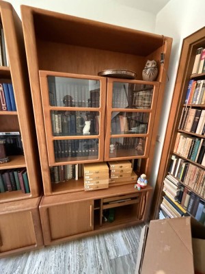 Auktion 370<br>Vitrine ûnd kl. Anbauwand, entworfen von Niels Bach für die dänische Qualitätsmarke Dyrlund. Vitrine H-ca. 210 cm, B-120 cm, T-49 cm, massives Holz, ca. 100 kg, gebaut zwischen 1960-69 (ohne Inhalt), leichte Gebrauchsspuren [1]