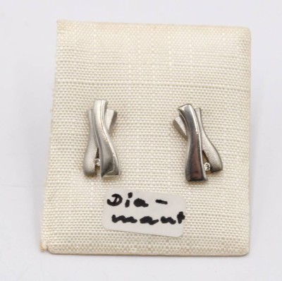 Auktion 370<br>Paar 925er Silber-Ohrstecker je mit kl. Diamant, ca. L-1cm [1]