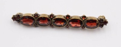 Auktion 370<br>333er GG Granat-Brosche, älter, zus. ca. 3,6gr., L-4,7cm [1]