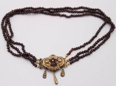 Auktion 370<br>Biermeider-Kropfband, Granat u. Schaumgold, 3reihige, ca. l-34cm [1]