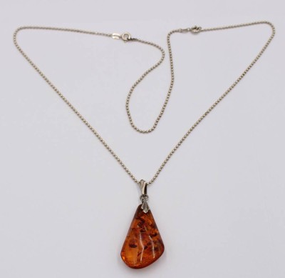 Auktion 370<br>Bernsteinanhänger an 925er Silberkette, zus. ca. 8,8gr., L-54cm, Anh. L-4,5cm [1]