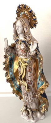 Auktion 370<br>S. Marche signierte italienische Fayence , Maria als Himmelskönigin, farbig staffiert und gut erhalten, H-50 cm, [1]