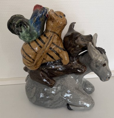 Auktion 370<br>grosse, schwere Majolika-Gruppe, Die Bremer Stadtmusikanten, in Boden nummeriert und Monogrammiert 