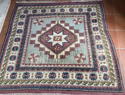 Auktion 370<br>rechteckiger Orientteppich,  145x152 cm [1]