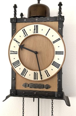 Auktion 370<br>mechan. Wanduhr nach antiken Vorbild 