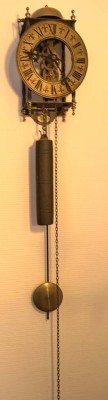 Auktion 370<br>Wanduhr nach antiken Vorbild, Ein Gewicht Werk läuft [1]