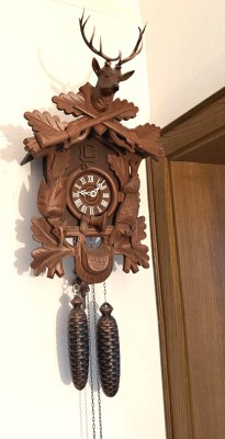 Auktion 370<br>grosse Kuckucksuhr, komplett, Werk läuft, H-ca. 45 cm [1]