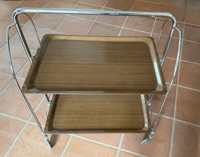 Auktion 370<br>Dinett (klappbarer Servierwagen,) wohl von Bremshey&Co, B- 67,5 cm H- 78 cm - Ablagefläche 60,5 x 41,5 cm , ca. 8 cm zusammengeklappt, wohl 60/70er Jahre [1]