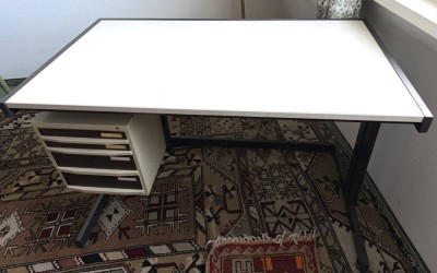 Auktion 370<br>Space Age Schreibtisch von Multi Form, Germany,  um 1960, massives Metallgestell, Kunststoff Schubladen, guter Zustand, -72 cm, 110x65 cm [1]