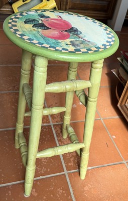 Auktion 370<br>Blumenhocker, grün, Holz gedrechselt, rote Äpfeldekor, H-61 cm [1]