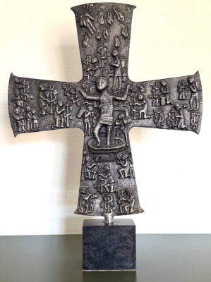 Auktion 370<br>Tischkruzifix, beidseitig Figuren im Flachrelief, Zinn auf Marmorsockel, H-48 cm, B-43 cm [1]