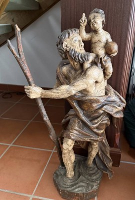 Auktion 370<br>Holzfigur, Hl. Christopherus mit segnenden Jesuskind, H-80 cm, wohl 18/19.Jhd., Reste alter Fassung, guter Zustand in Boden schwer lesbar bezeichnet [1]